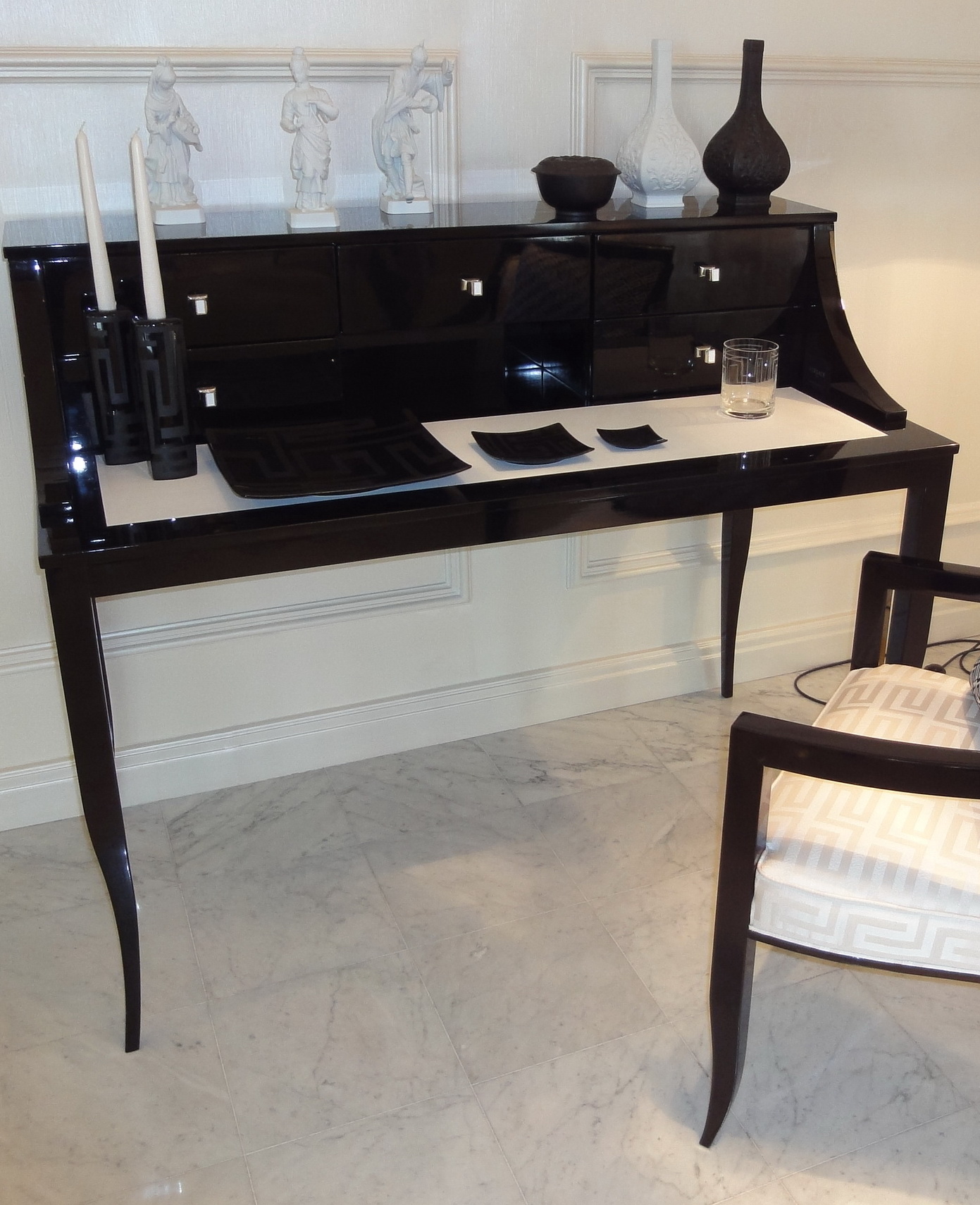 Стол письменный, выполненный в стиле арт-деко, дизайн Versace