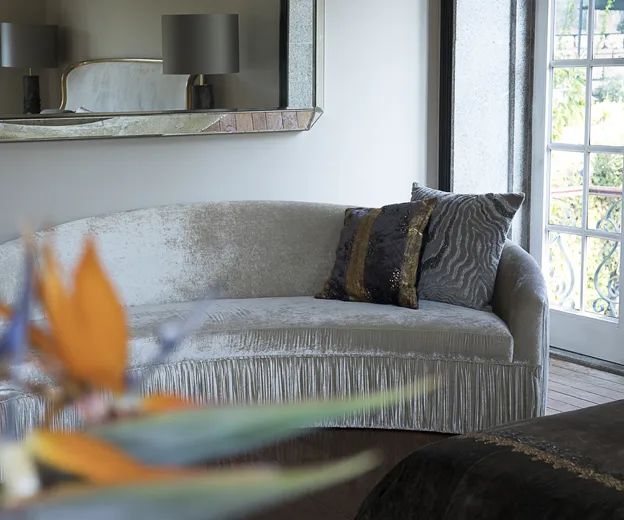 Диван Vamp Full Upholstery от KOKET, дизайн Boca do Lobo