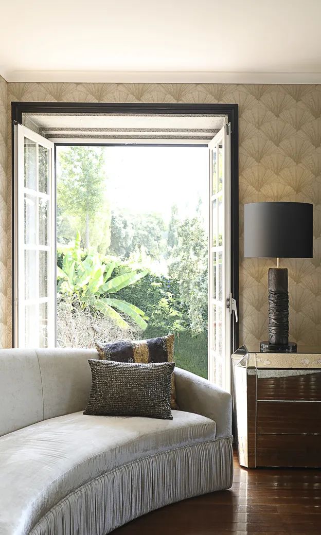 Диван Vamp Full Upholstery от KOKET, дизайн Boca do Lobo