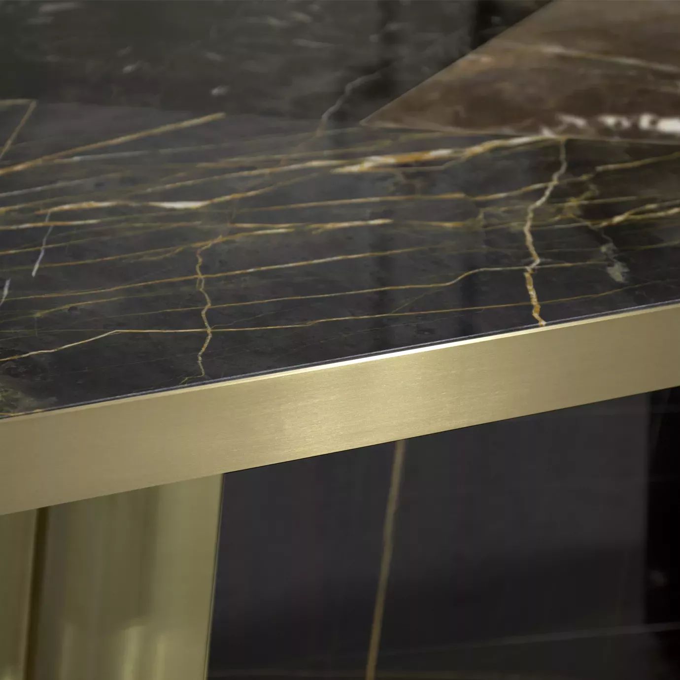 Стол Decodiva от KOKET, дизайн Boca do Lobo