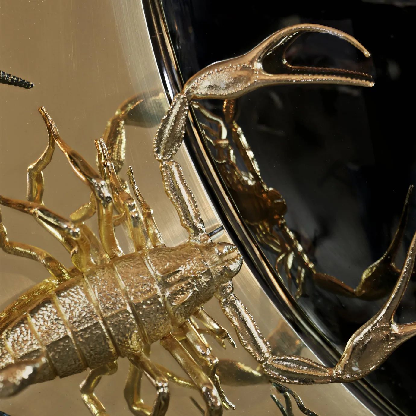 Зеркало Convex Metamorphosis от KOKET, дизайн Boca do Lobo