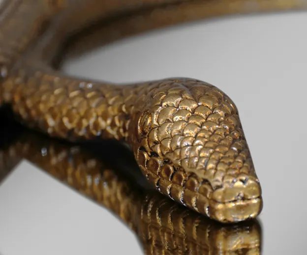 Зеркало Serpentine Apple-Shaped от KOKET, дизайн Boca do Lobo