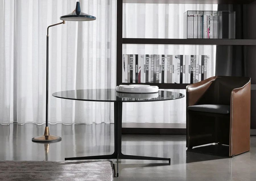 Журнальный столик Clyfford, дизайн Minotti